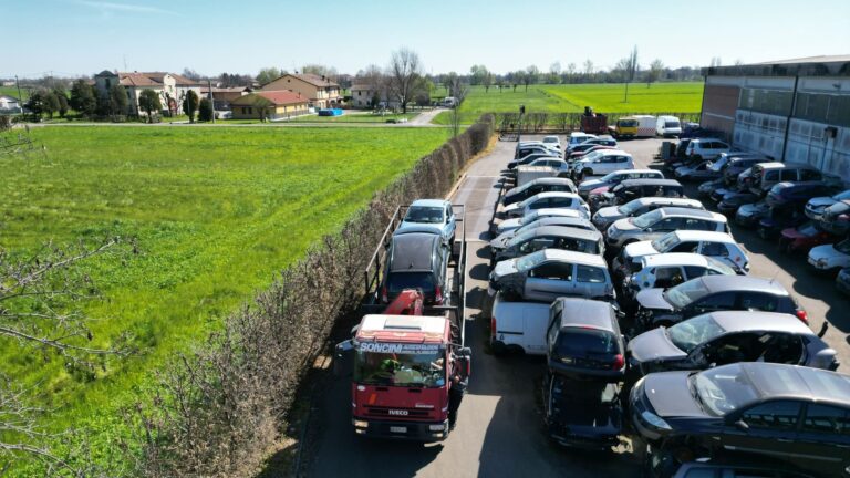 piazzale di Soncini autodemolizioni con macchine impilate per i ricambi auto