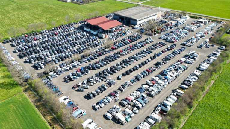 Panoramica della sede aziendale di Soncini autodemolizioni, ritiro materiali ferrosi e ricambi auto con il piazzale di macchine per i ricambi auto