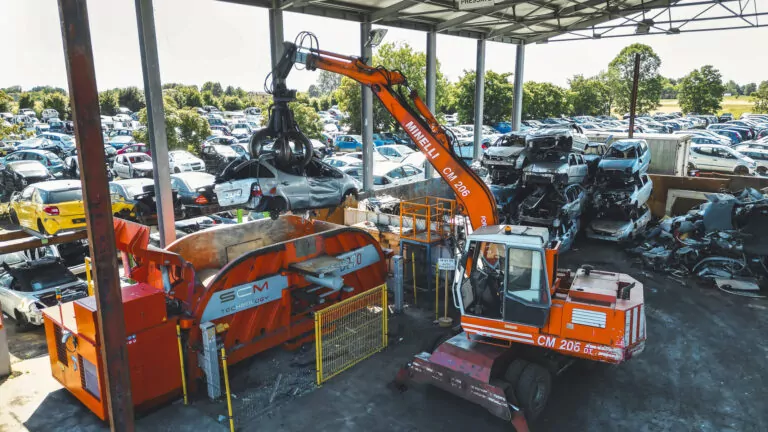 mezzo per lo spostamento di auto in demolizione