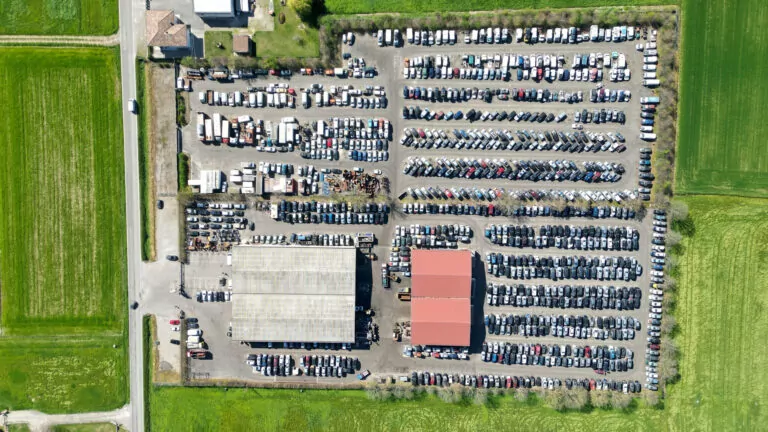 Panoramica della sede aziendale di Soncini autodemolizioni, ritiro materiali ferrosi e ricambi auto con il piazzale di macchine per i ricambi auto