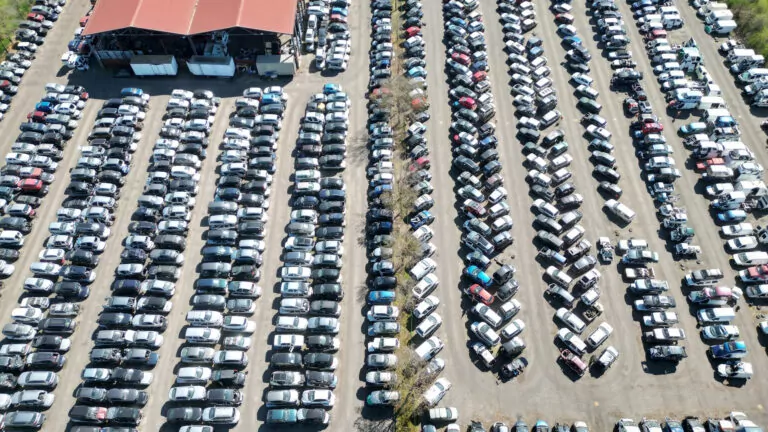 Panoramica della sede aziendale di Soncini autodemolizioni, ritiro materiali ferrosi e ricambi auto con il piazzale di macchine per i ricambi auto